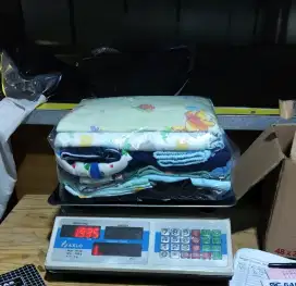 Karyawan laundry bagian setrika dan packing