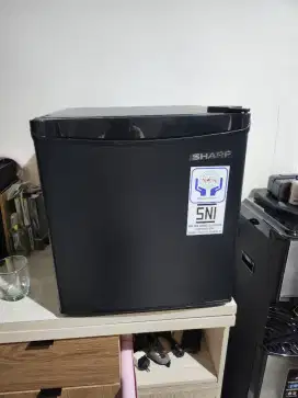 Kulkas Sharp SJ50 Hitam