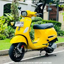 Piaggio Vespa S IGET 125 FACELIFT TAHUN 2022 warna KUNING.