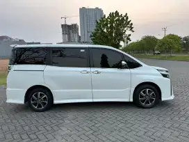 Toyota Voxy 2.0 Matic 2018 Putih Favorit