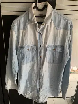 Kemeja Denim Valentino