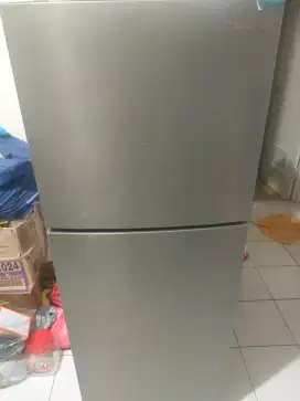 Kulkas samsung 2pintu isi total 260ltr kurang lebih
