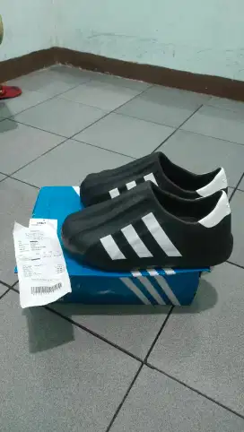 Sepatu Adidas adifom superstar