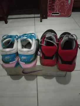 Sepatu basket merk Nike ada  2 pcs