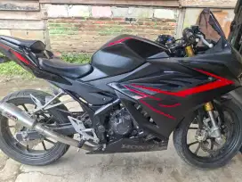 Di jual Cbr 150R pemakaian individu, belum prnh bongkar mesin