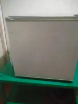 Kulkas minibar sanyo