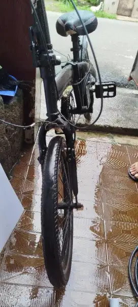 Sepeda lipet warna hitam