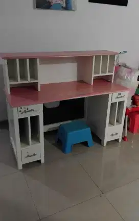 Meja belajar atau meja make up