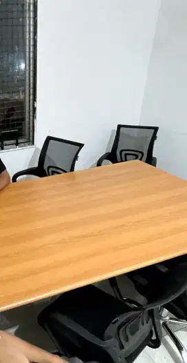 Perlengkapan kantor meja dan kursi
