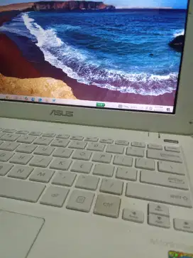 Jual cepat Bu laptop Asus X 200