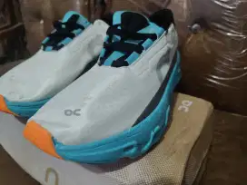 Sepatu on Cloud size 44 masih Baru