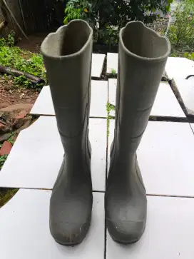 Sepatu Boot Warna Hijau Ukuran 42