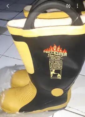 Di jual sepatu safety APD merk Harvick kondisi bekas seperti BARU