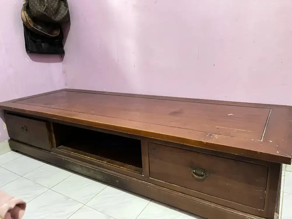 Meja jati sangat tua dan berat