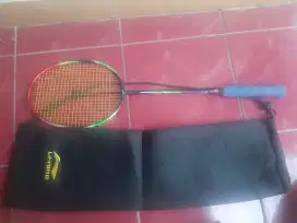 Jual cepet raket Lining 250, kondisi masih mulus dan sudah di senar.