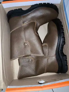 Sepatu Safety Merk Krushers Ukuran 7 (41)