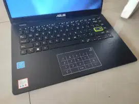 Asus kekinian like new n4020 ram 4gb ssd 256gb mmc 64gb batre 5-6jam