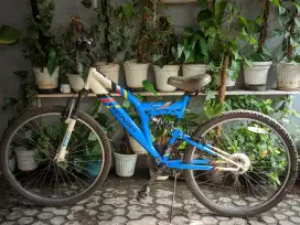 Sepeda Genio Damping warna biru