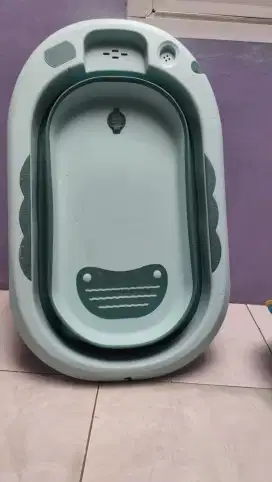 Bak mandi bayi lipat dan bantal
