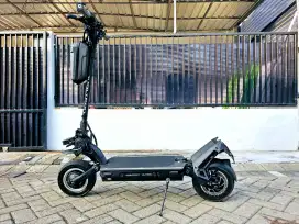 scooter atau skuter berkendara dengan Dualtron Ultra UP 2