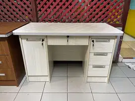 meja kantor putih