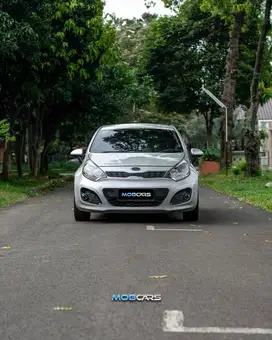 CASH TERMURAH KIA RIO 1.4 AT 2013 SILVER KIA RIO MATIC 2013 MOBCARS