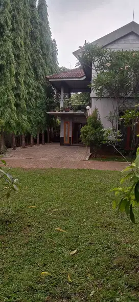 Jual Rumah Berhalaman Luas Dekat Sekolah Charitas Lebak Bulus Jaksel