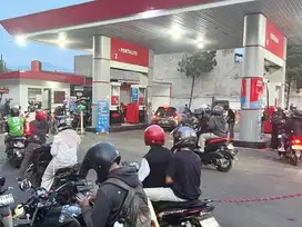Di jual pom bensin di pusat kota bandung