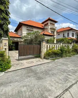 Nego, Rumah dua lantai di Kerobokan, Akses jalan 6 meter
