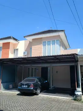 Rumah dalam cluster dekat Merr siap huni carport 3 mobil Jalan lebar