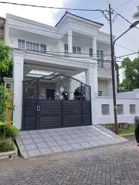 RUMAH MEWAH CLASSIC DI GAYUNGSARI MASIH BAGUS DEKAT MASJID AGUNG