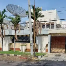 DISEWAKAN RUMAH RAYA DHARMAHUSADA INDAH COCOK UNTUK USAHA