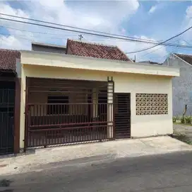 Rumah bagus 1,5 Lt tepi jalan strategis di Baturan