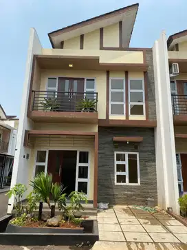 Rumah 2 lantai rapi sudah cat ulang siap masuk grand epainos pamulang