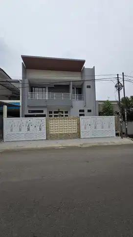 Rumah Ada Pool, Pinggir Jalan Cocok Usaha di Griya Loka BSD