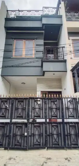 Disewakan Rumah 3 lantai di Kebun Jeruk