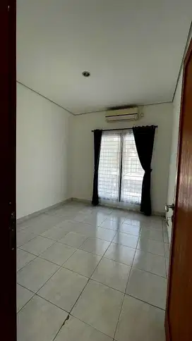 Disewakan rumah di Emerald Sektor 9 Bintaro Jaya