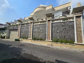 Rumah Mewah 2 Lantai Tengah Kota Kawasan Exclusive Lojiwetan Solo