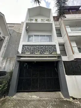 JUAL CEPAT Rumah Lux Full Renovasi di Perumahan Sumbersari Indah