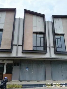 Disewakan ruko baru 2lt pinggir Jl. RT Psr Kemis Suvarna Sutera