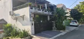 Rumah huk 3 lantai lebàr 8 meter ada usaha dan tinggal asri