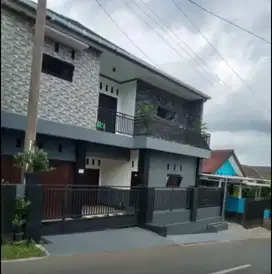 Rumah mewah 3 lantai nuansa pedesaan dekat wisata Baturaden Purwoker