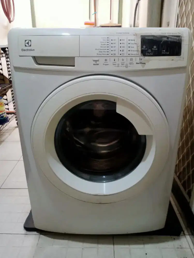 Msn cuci satu pintu bukaan depan merk electrolux