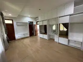 Rumah terawat dan asri, area Prime,di Pondok Indah, Jakarta Selatan