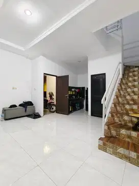 Rumah Second 2,5 lantai bisa cicil pribadi