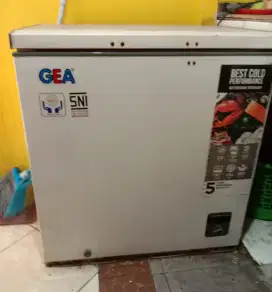 Freezer 200L dan showcase 4 rak