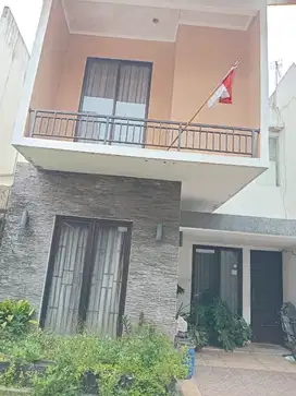 Edisi turun harga Rumah bagus 2 lt  Murah dlm cluster di Condet
