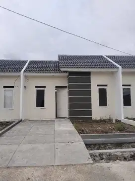 Rumah subsidi Minimalis diapit perumahan komersial