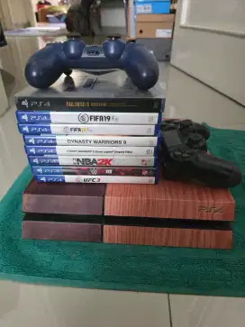 PS4 500 Gb + Games + 2 Stick