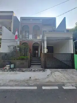 JUAL RUMAH MASIH GRESS SEPERTI BARU KONSEP MINIMALIS DI CEMPAKA PUTIH
